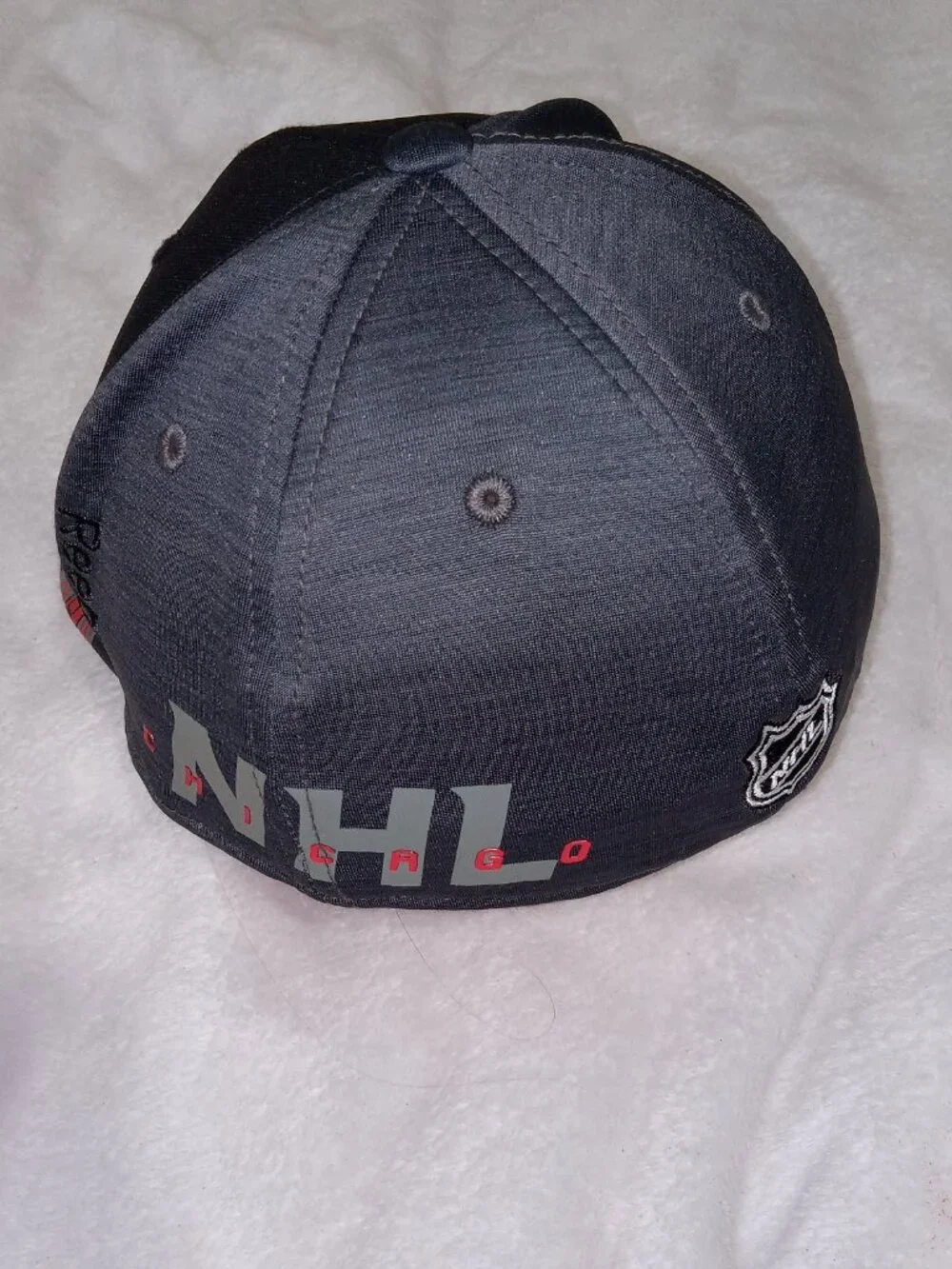 Reebok Chicago Blackhawks Center Ice Flex Fit Hat NHL Hockey Cap S/M Black Gray
